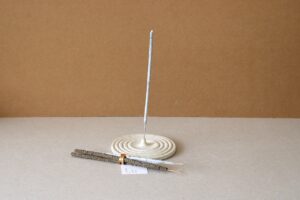 Porta incienso espiral + Incienso Mix de Palo Santo y Copal