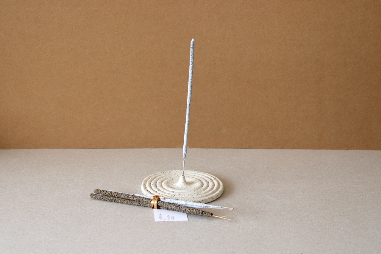 Porta incienso espiral + Incienso Mix de Palo Santo y Copal