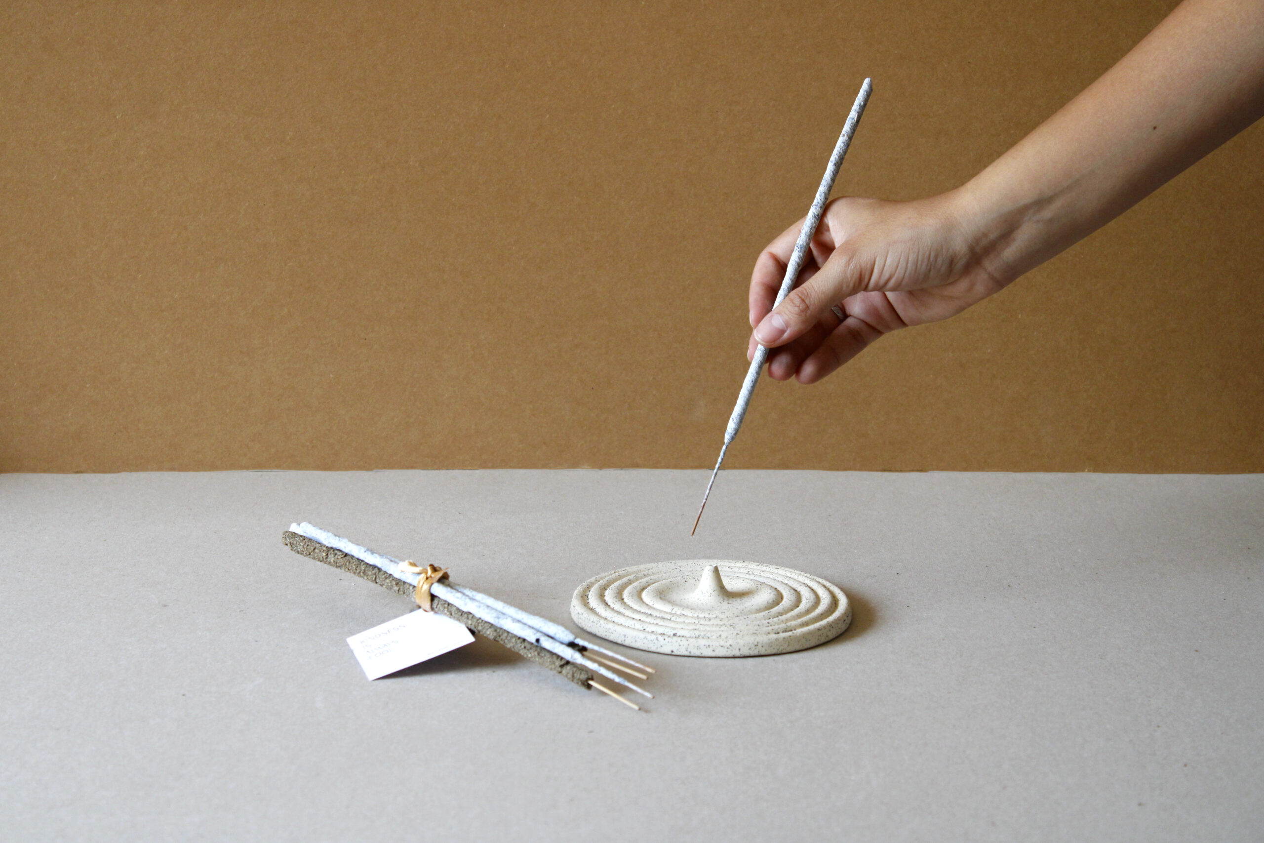 Porta incienso espiral + Incienso Mix de Palo Santo y Copal - Imagen 2