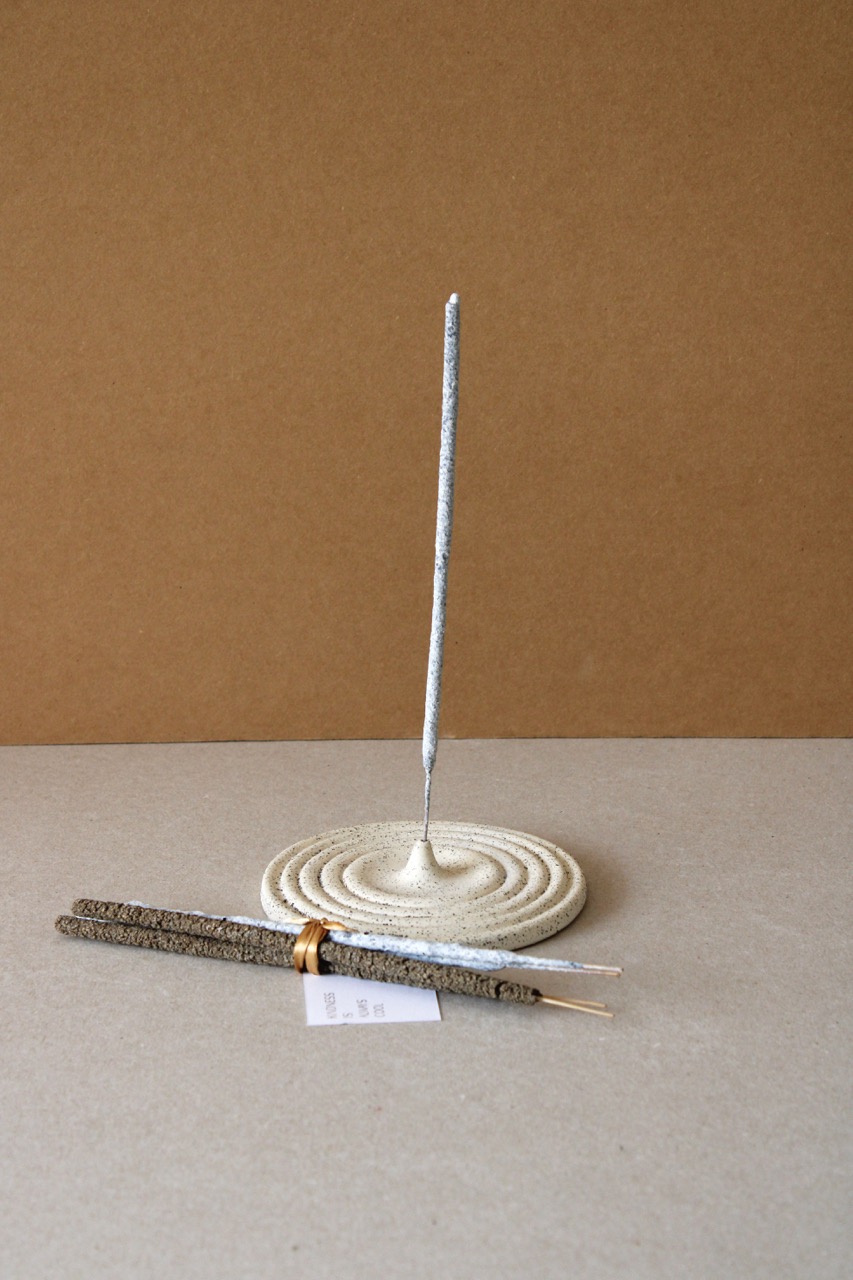 Porta incienso espiral + Incienso Mix de Palo Santo y Copal - Imagen 3