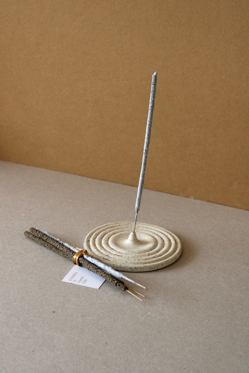 Porta incienso espiral + Incienso Mix de Palo Santo y Copal - Imagen 4